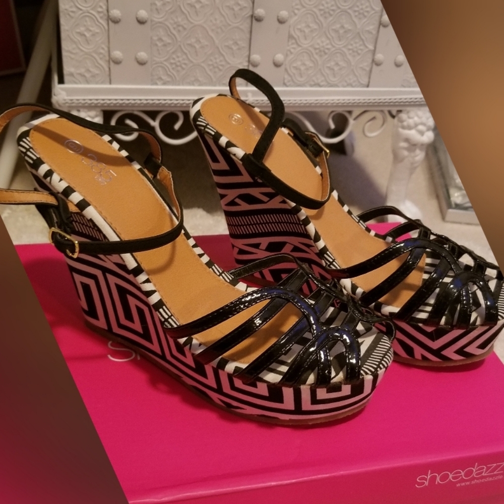 NWOT Tribal Print/Aztec Print Wedges - Picture 2 of 5